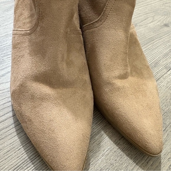 Banana Republic Faux Suede Bootie Womens 8 Taupe Beige Zip Ankle Classic Pointed - Picture 3 of 7